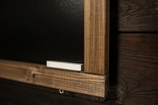 Kleine Kreidetafel mit Kreideablage